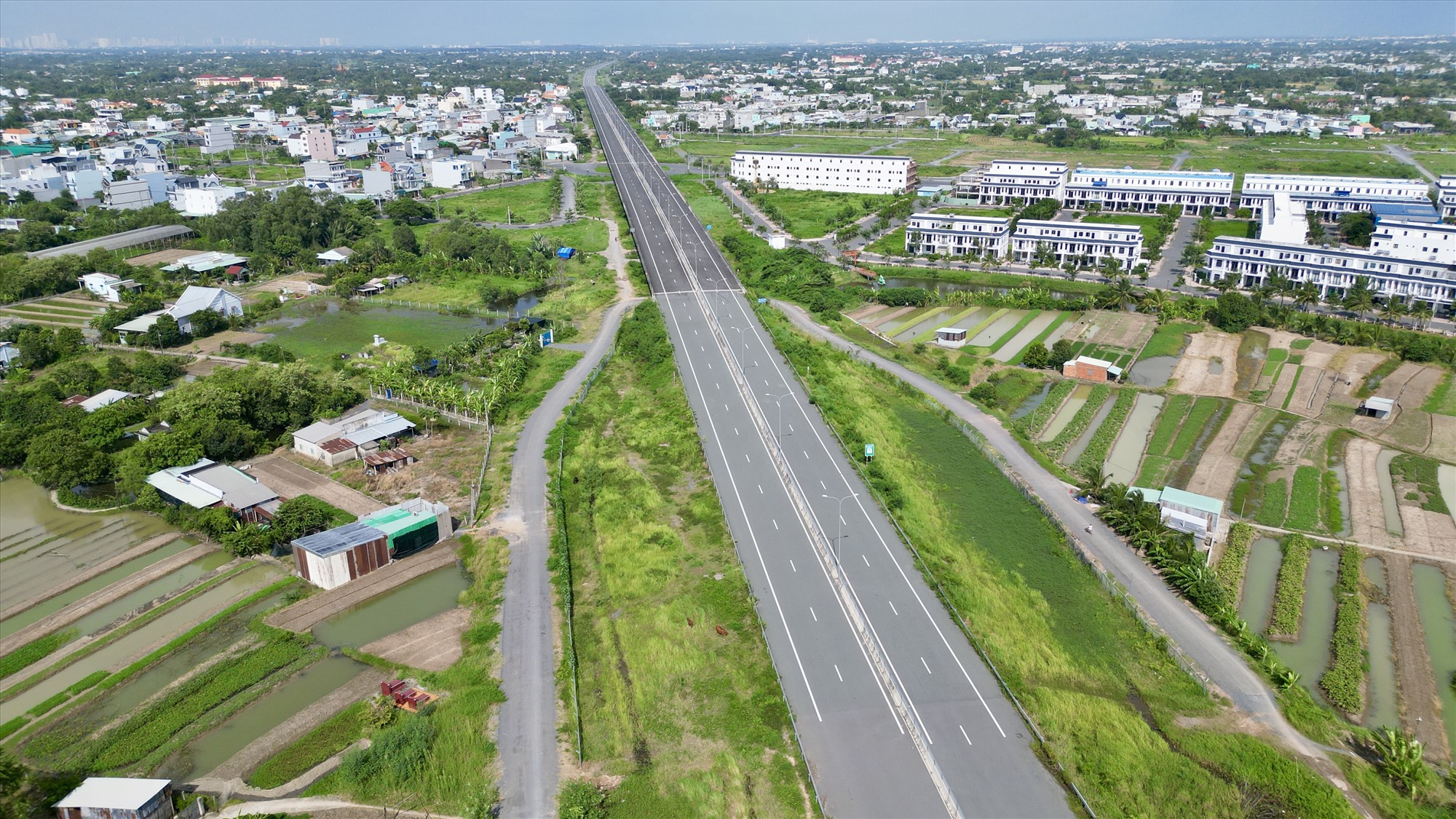 Cao tốc Bến Lức - Long Thành dài khoảng 57,8 km, đoạn qua huyện Bình Chánh, TP HCM dài khoảng 15 km.