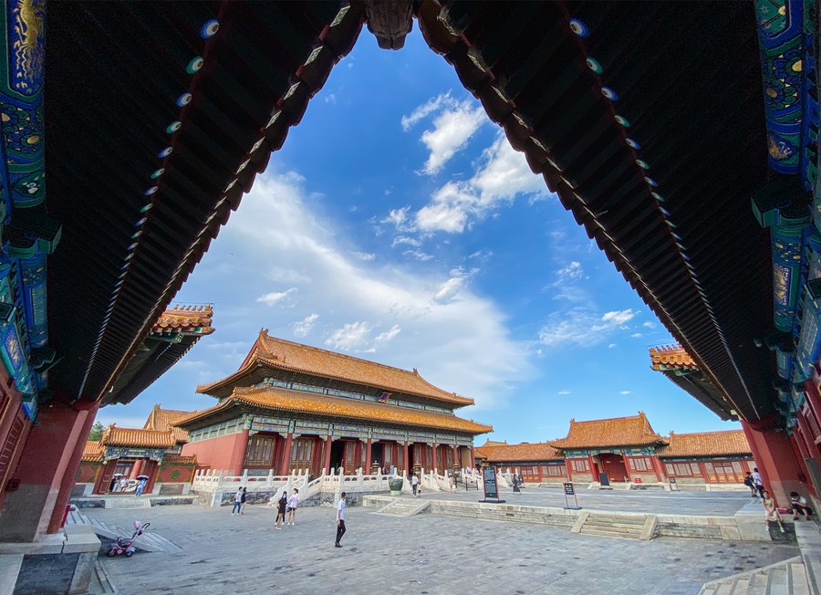 Bầu trời trong xanh ở Bảo tàng Cố Cung, Bắc Kinh, Trung Quốc, ngày 1.9.2020. Ảnh: Xinhua