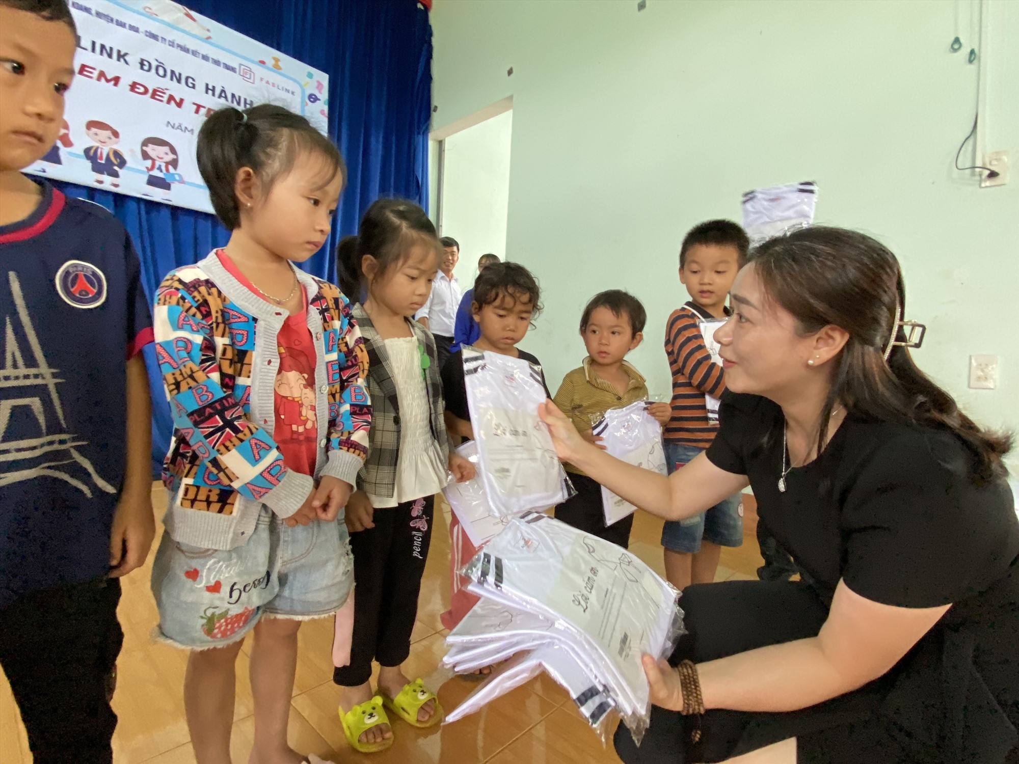 Các em học sinh nhỏ háo hức nhận phần quà ý nghĩa đầu năm học mới. Ảnh: Thanh Tuấn 