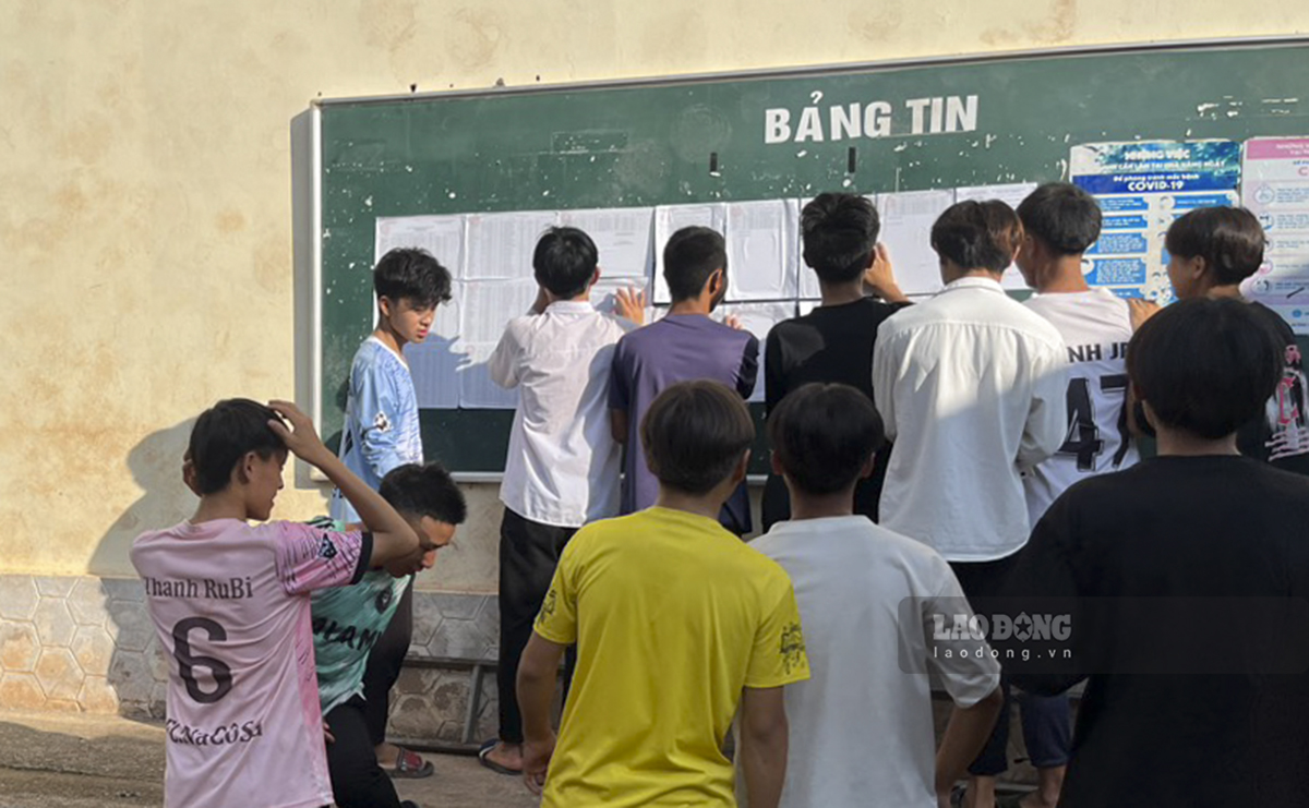 Các thí sinh xem kết quả xét tuyển tại Trường THPT Chà Cang, huyện Nậm Pồ, tỉnh Điện Biên.