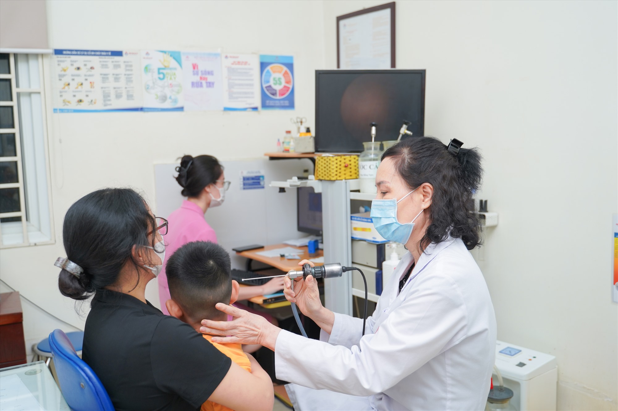 PGS.TS Nguyễn Thị Hoài An - Giám đốc chuyên môn Bệnh viện An Việt thăm khám cho bệnh nhân. Ảnh: Hải Phạm