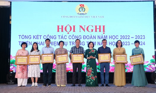Công đoàn Giáo dục Việt Nam trao thưởng cho các đơn vị, cá nhân đoàn viên, giáo viên xuất sắc trong năm học 2022-2023.  Ảnh: CĐ GDVN