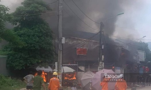 Hiện trường vụ cháy tại huyện Lạc Sơn. Ảnh: CTV.