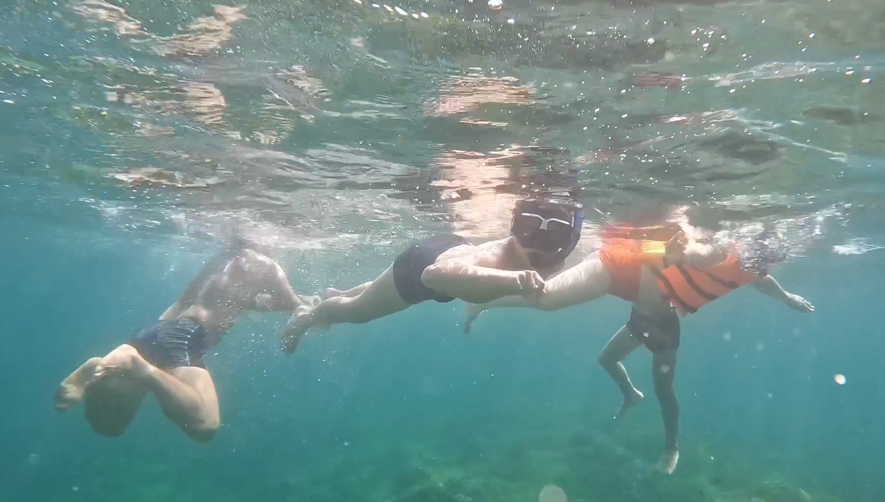 Du khách trải nghiệm lặn ngắm san hô và chụp ảnh dưới nước. Ảnh: Duy Tuấn
