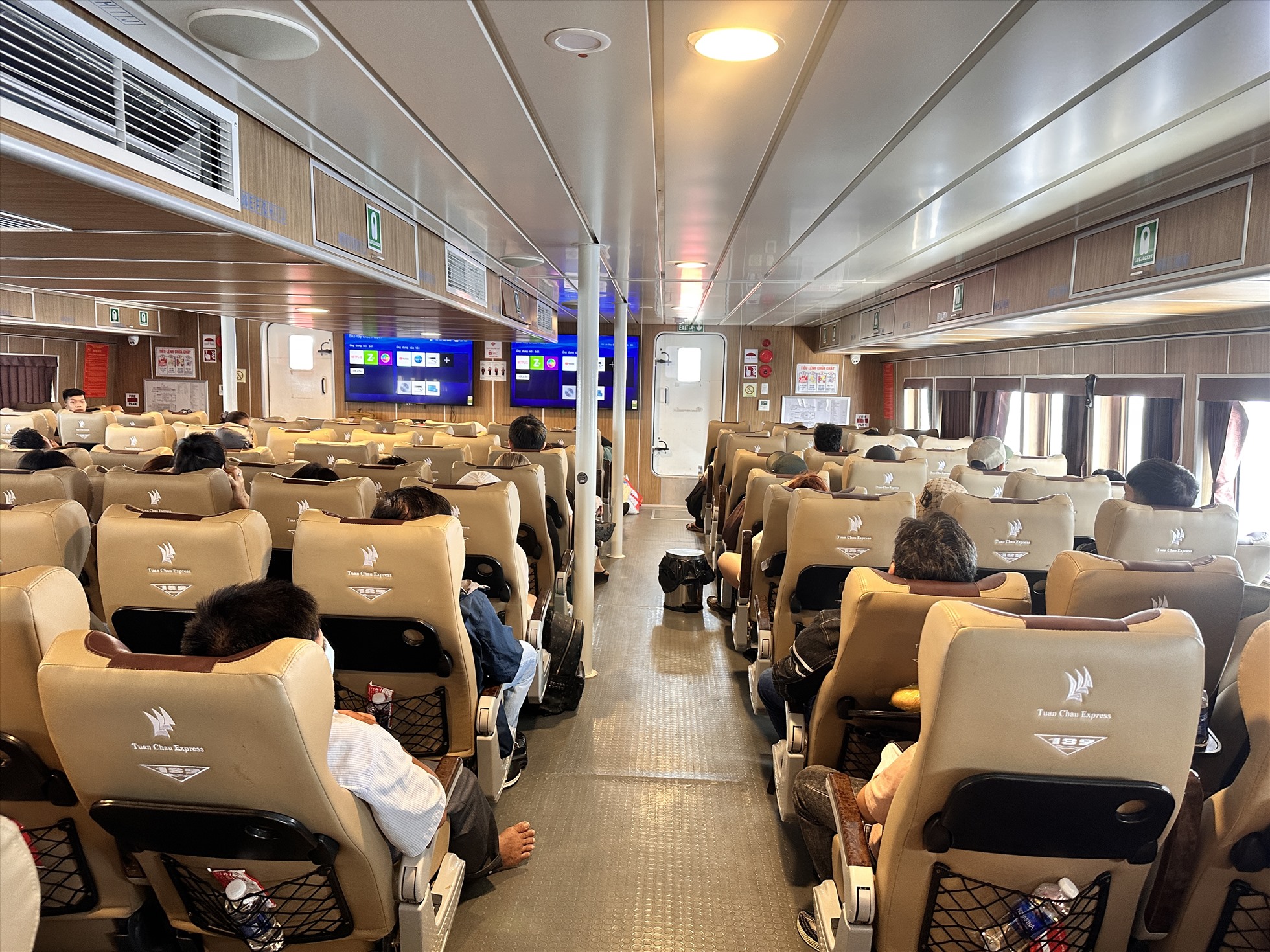 Hành khách trên một tàu cao tốc đến đảo Phú Quý. Ảnh: Duy Tuấn 
