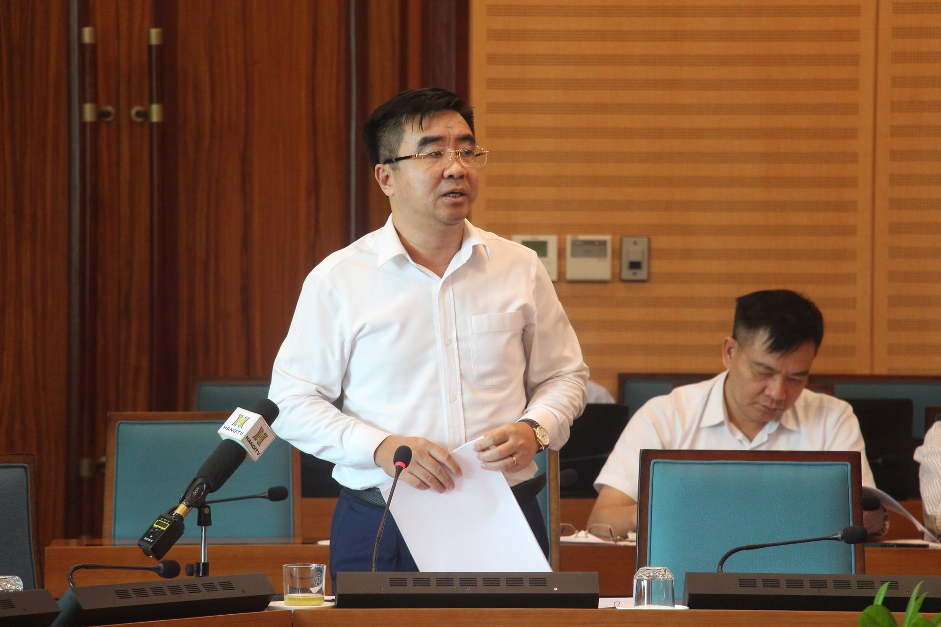 Chủ tịch UBND quận Thanh Xuân Võ Đăng Dũng báo cáo tại cuộc họp. Ảnh: Mai Hữu