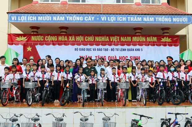 Tặng xe đạp cho học sinh có hoàn cảnh khó khăn tại Trường tiểu học Nơ Trang Lơng (xã Quảng Sơn, huyện Đắk G’long, tỉnh Đắk Nông. Ảnh: TTXVN 