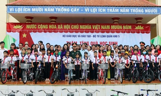 Tặng xe đạp cho học sinh có hoàn cảnh khó khăn tại Trường tiểu học Nơ Trang Lơng (xã Quảng Sơn, huyện Đắk G’long, tỉnh Đắk Nông. Ảnh: TTXVN 