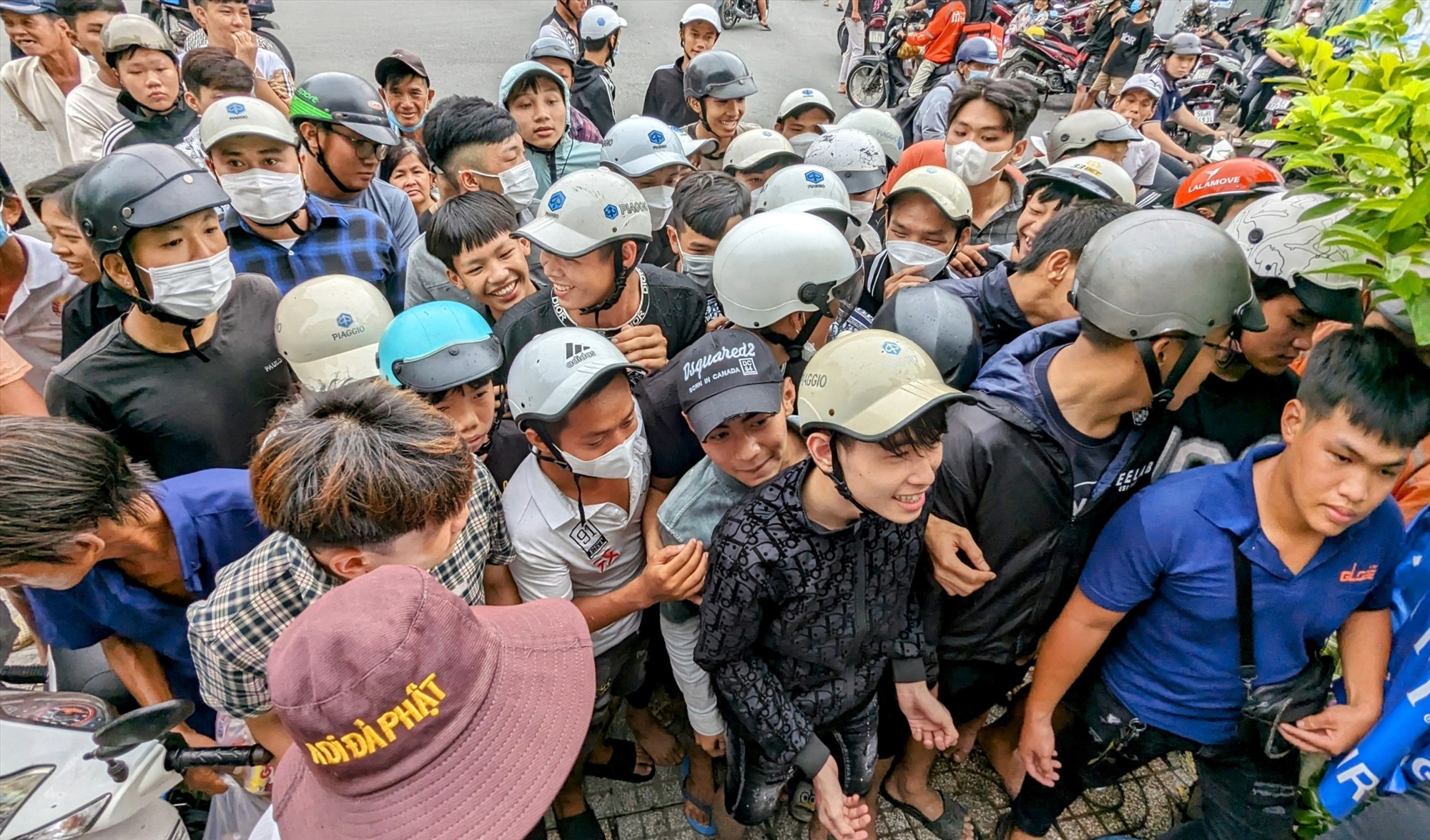 Theo ghi nhận của phóng viên, Khoảng 15h chiều ngày 30.8 (tức 15.7 âm lịch) tại khu vực Thương xá Đồng Khánh (Quận 5, TPHCM), có đến hàng trăm người đã đến chờ từ sớm.