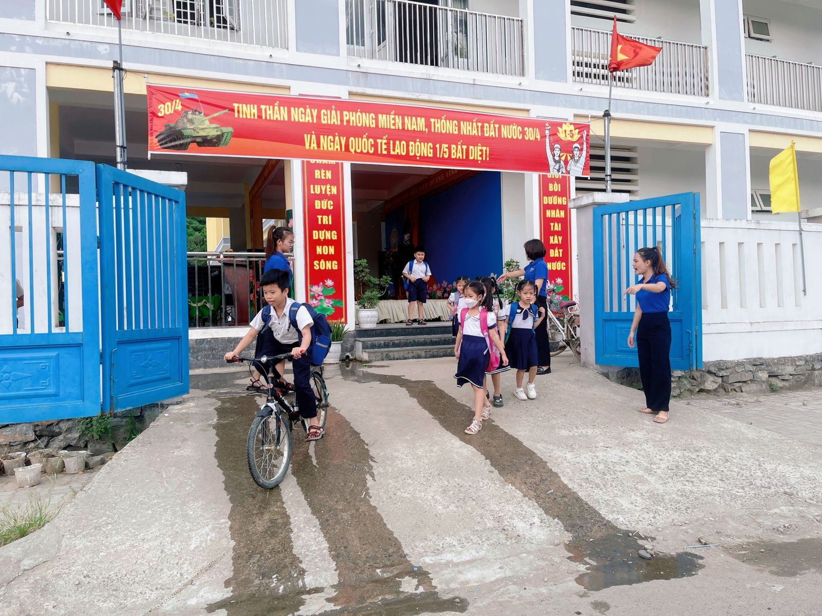 An toàn cổng trường tại Trường Tiểu học Hòa Bắc. Ảnh: Nguyễn Linh