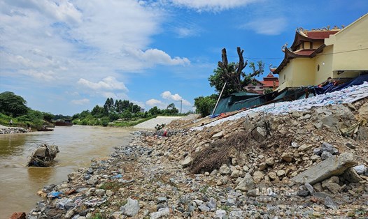 
Sau hai tháng xảy ra sự cố sạt lở sông Phó Đáy gần khu vực đền Mẫu, công tác khắc phục vẫn chưa thể triển khai. Ảnh: Bảo Nguyên