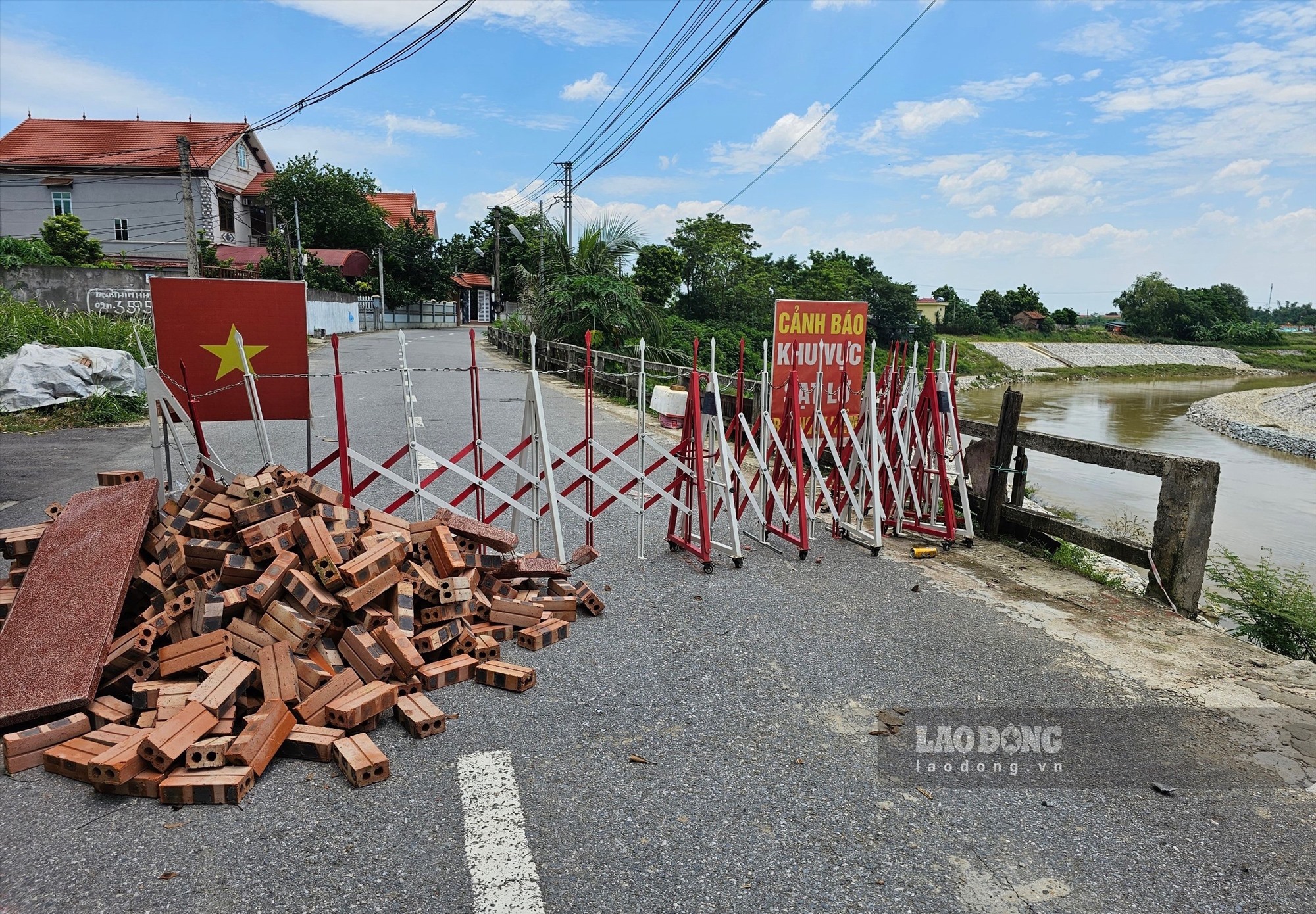 Sau sự cố sạt trượt bờ hữu sông Phó Đáy vào đêm 28.6, quanh khu vực đền Mẫu đã được thiết lập hàng rào bảo vệ ngăn cách. Người dân không dám lại gần khu vực này, trẻ em trong thôn được người nhà gửi đi nơi khác để đảm bảo an toàn.