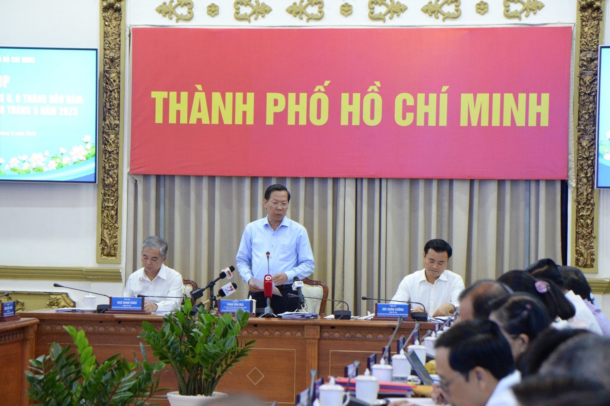 Chủ tịch UBND TPHCM Phan Văn Mãi sốt ruột khi mới giải ngân 28% vốn đầu tư công.  Ảnh: Minh Quân