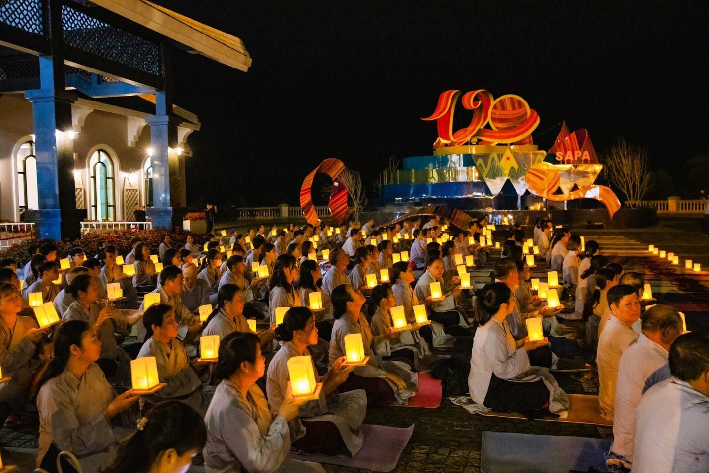 Tối 29.8 tại Bảo An Thiền Tự, khu vực nhà ga đi cáp treo, dưới sự chủ trì của các chư tăng tôn đức, hàng trăm Phật tử trong màu áo lam cùng làm lễ cầu an, một lòng hướng thành kính về các bậc sinh thành.