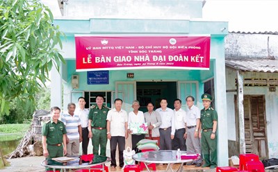 BĐBP tỉnh Sóc Trăng bàn giao nhà cho hộ nghèo khu vực biên giới biển. Ảnh: BĐBP Sóc Trăng