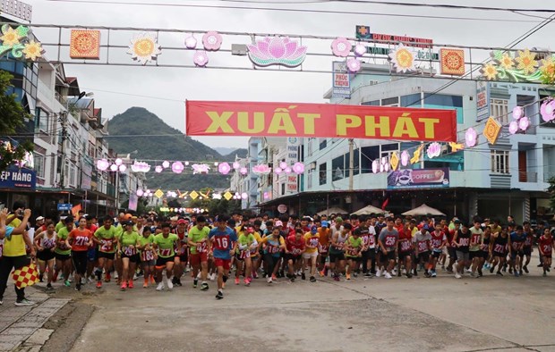 Vận động viên tham gia Giải chạy việt dã chinh phục đỉnh núi Lao Tỷ Phùng. Ảnh: TTXVN