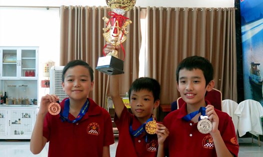 Trao 60 bộ huy chương cho các vận động viên Giải Cờ vua trẻ năm 2023. Ảnh: Minh Hạnh 