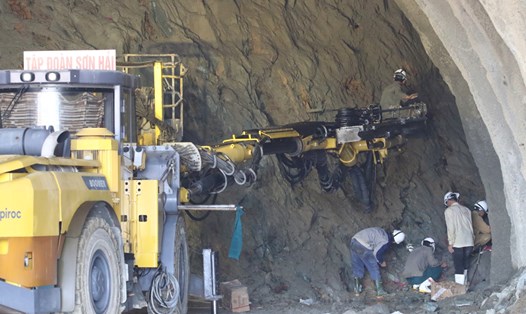 Công nhân cùng với rô bốt đang thi công hầm Đèo Bụt ở phía bắc thuộc địa phận tỉnh Hà Tĩnh. Ảnh: Trần Tuấn.