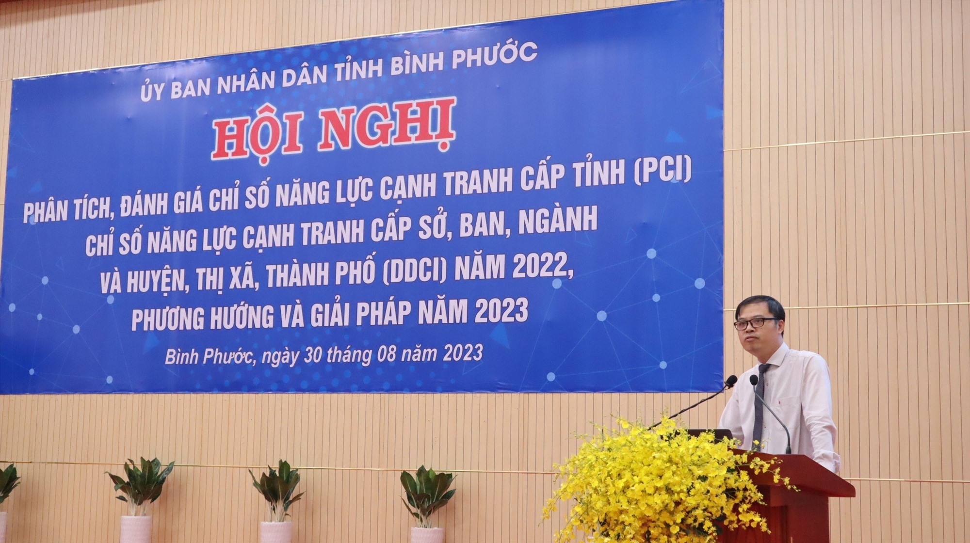 Ông Phạm Ngọc Thạch, Phó ban Pháp chế VCCI phân tích kết quả PCI Bình Phước năm 2022. Ảnh: Dương Bình