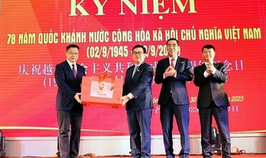 Đoàn đại biểu Đảng, Chính quyền Nhân dân Thành phố Đông Hưng và khu Phòng Thành (Trung Quốc) tặng quà Thành phố Móng Cái. Ảnh: TTXVN