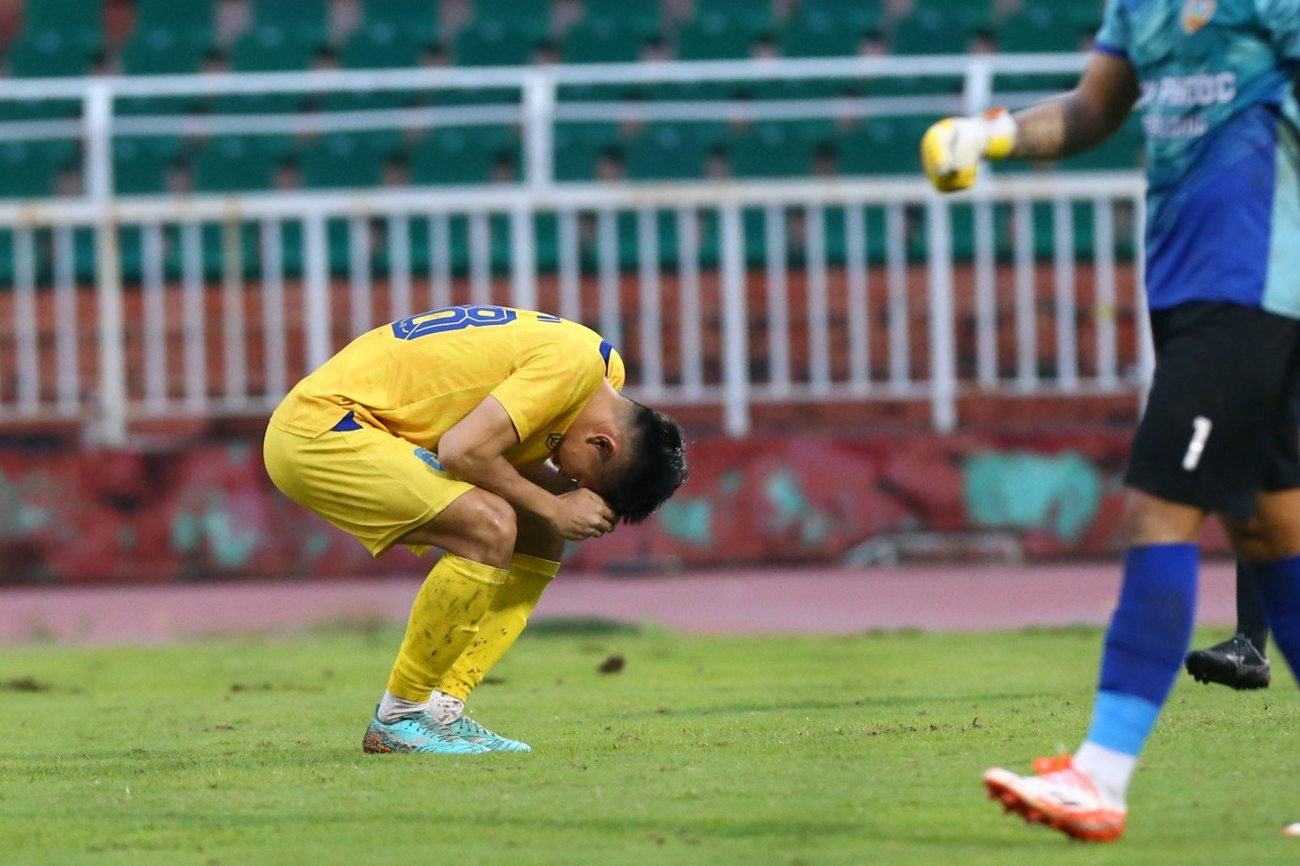 Trong lúc câu lạc bộ Bình Phước ăn mừng thì các cầu thủ Đắk Lắk đã đổ gục xuống sân vì thất vọng.