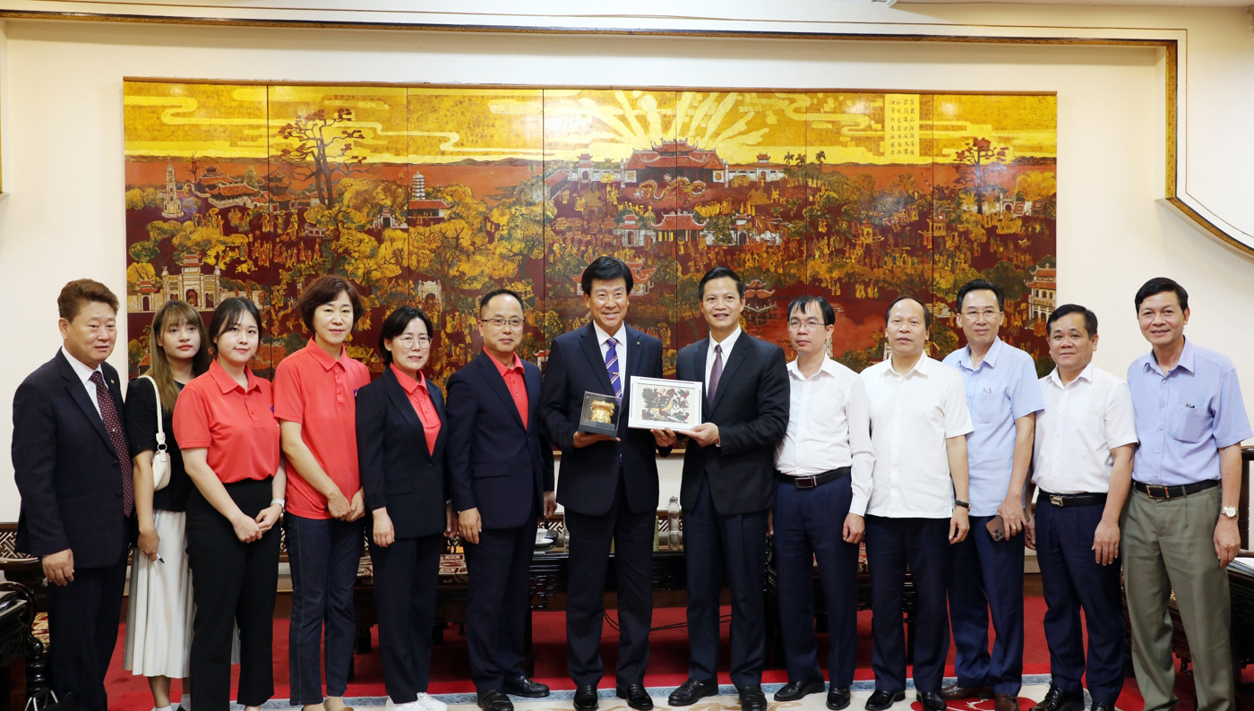 Đoàn công tác huyện Geumsan chụp ảnh lưu niệm cùng lãnh đạo tỉnh Bắc Ninh. Ảnh: Bacninh.gov.vn  