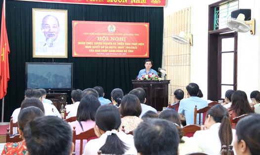 Ông Bùi Xuân Vinh - Chủ tịch LĐLĐ tỉnh Thái Bình phát biểu quán triệt nghị quyết tại hội nghị. Ảnh: Bá Mạnh