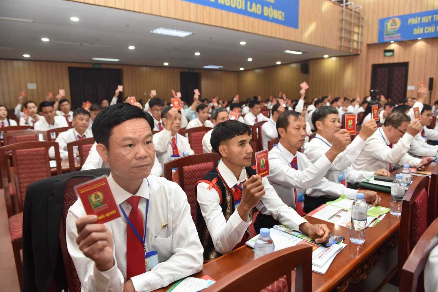 Các đại biểu biểu quyết thông qua chương trình đại hội trong ngày làm việc thứ nhất. Ảnh: Đức Long