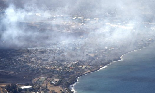 Khói mù mịt khi cháy rừng bùng phát ở Lahaina, Hawaii, Mỹ ngày 9.8.2023. Ảnh: AFP