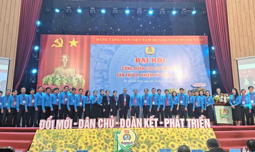 Ban chấp hành Công đoàn Caosu Việt Nam nhiệm kỳ 2023 – 2028 ra mắt đại hội. Ảnh: Nam Dương