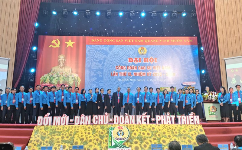 Ban chấp hành Công đoàn Caosu Việt Nam nhiệm kỳ 2023 – 2028 ra mắt đại hội. Ảnh: Nam Dương