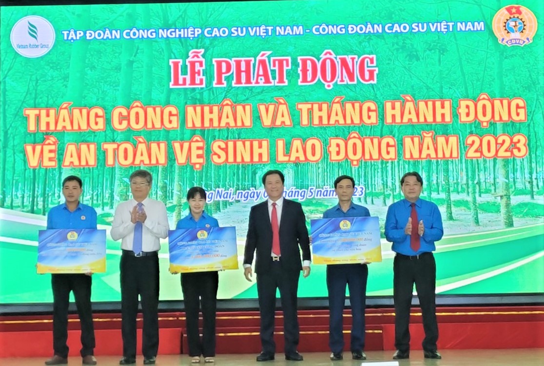Lãnh đạo Tập đoàn Công nghiệp Caosu Việt Nam và Công đoàn Caosu Việt Nam trao tặng tượng trưng các “Mái ấm Công đoàn“; công trình “Ánh sáng Công đoàn” và hỗ trợ NLĐ bị tai nạn lao động. Ảnh: Đức Long
