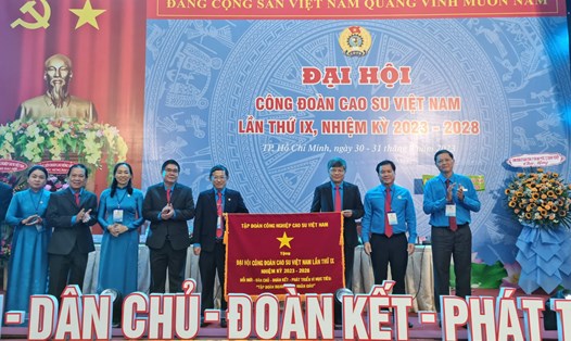 Ông Trần Công Kha - Chủ tịch HĐQT VRG (tứ ba từ phải qua) cùng lãnh đạo VRG tặng bức trướng cho Đại hội Công đoàn Caosu Việt Nam lần thứ IX, nhiệm kỳ 2023 -2028. Ảnh: Nam Dương
