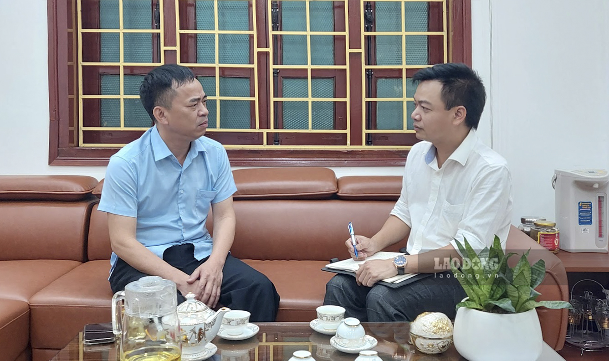 Ông Nguyễn Văn Đoạt - Giám đốc Sở GDĐT Điện Biên (trái) trao đổi với phóng viên Báo Lao Động. Ảnh: Thanh Bình