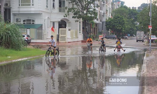 Nước biển dâng ngập một số tuyến đường tại khu 6, phường Yết Kiêu, TP Hạ Long. Ảnh: Đoàn Hưng