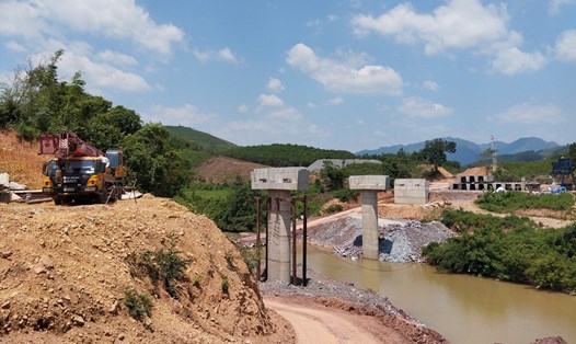 Một cây cầu thuộc dự án đang được thi công. Ảnh: Nguyễn Hùng