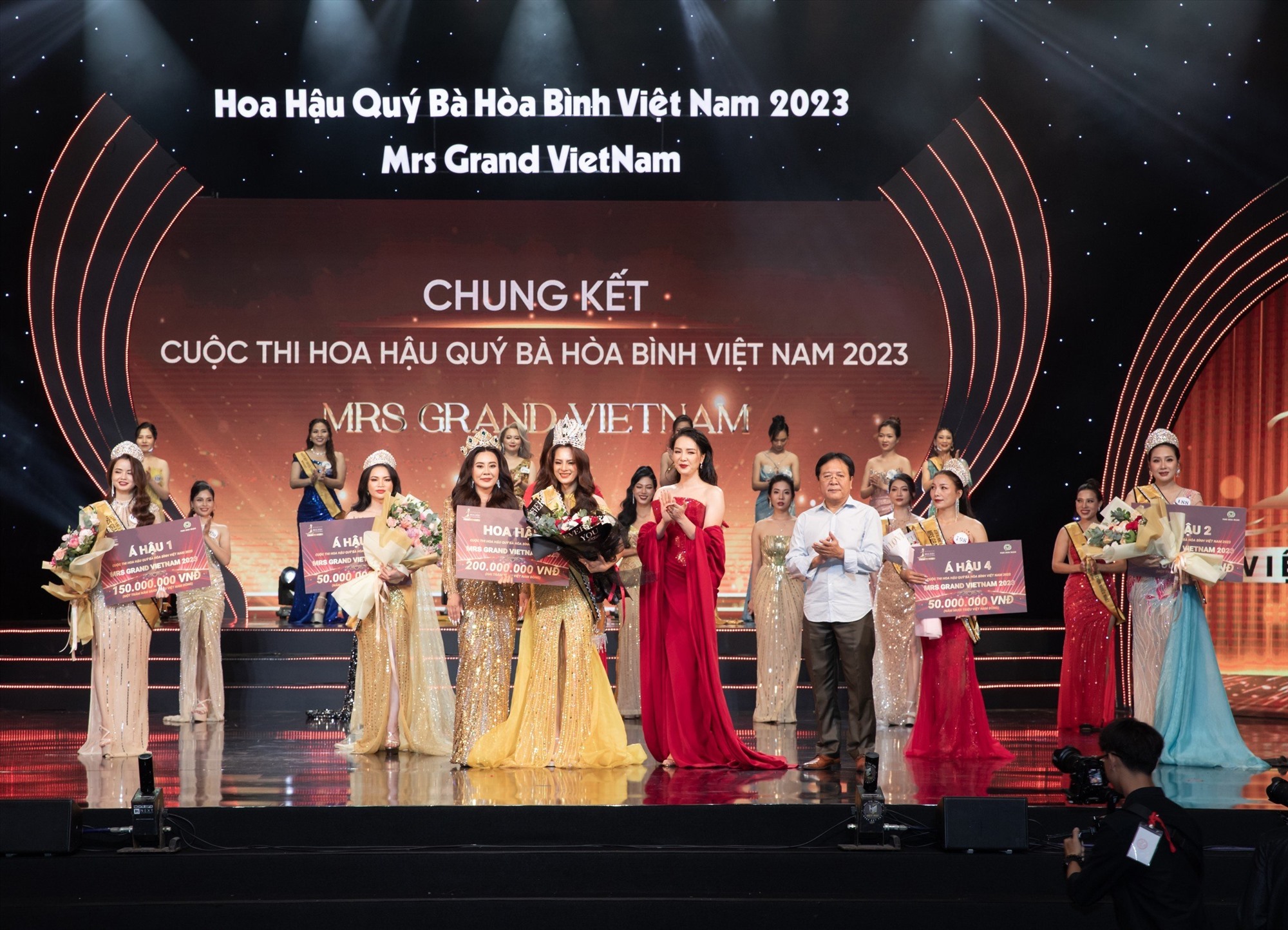 Thí sinh Đoàn Thị Thu Hằng đăng quang ngôi vị cao nhất của cuộc thi Hoa hậu Quý bà Hoà bình Việt Nam 2023