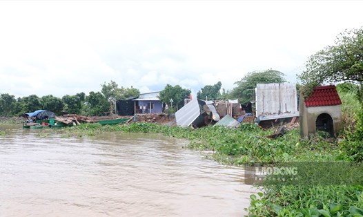 Sạt lở đã làm những căn nhà của người dân sụp đổ xuống sông (trên địa bàn huyện Chợ Lách, tỉnh Bến Tre). Ảnh: Thành Nhân