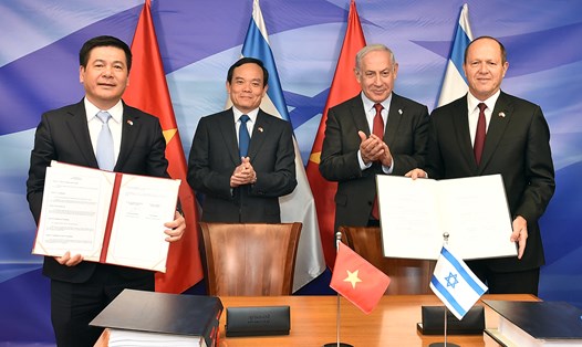 Ngày 25.7.2023, Phó Thủ tướng Trần Lưu Quang (thứ hai từ trái sang) và Thủ tướng Israel Benjamin Netanyahu (thứ ba từ trái sang) chứng kiến Lễ ký kết Hiệp định Thương mại tự do Việt Nam-Israel (VIFTA). Ảnh: VGP