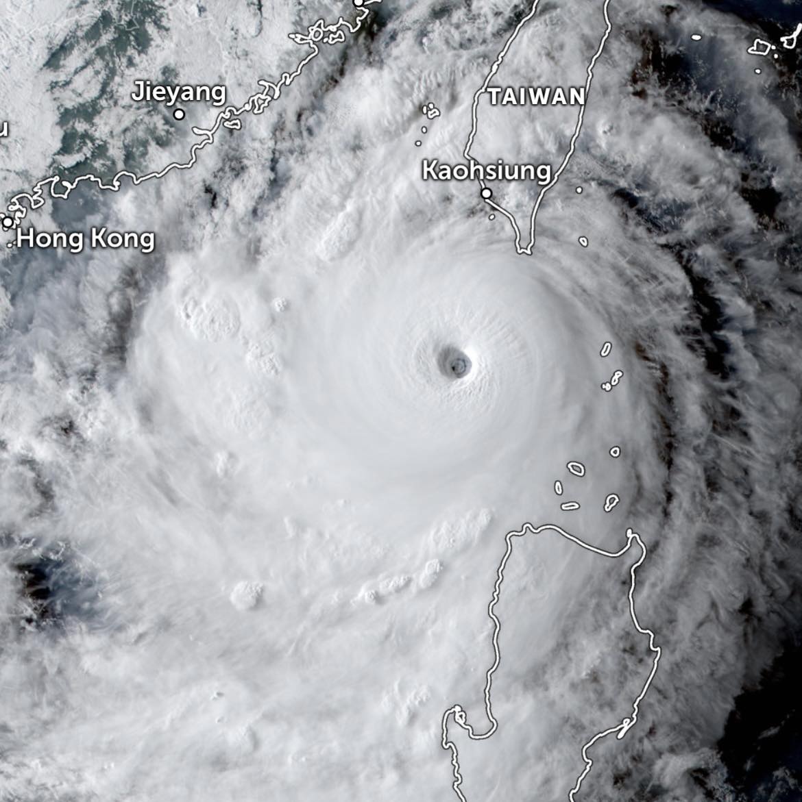 Siêu bão Saola với đĩa mây đối xứng và đậm đặc, cùng mắt bão cực kì sắc nét xuất hiện hiếm thấy trên khu vực Biển Đông. Ảnh: FB