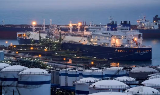 Tàu chở LNG của Nga dỡ hàng tại cảng Bilbao, Tây Ban Nha, tháng 3.2022. Ảnh: Reuters