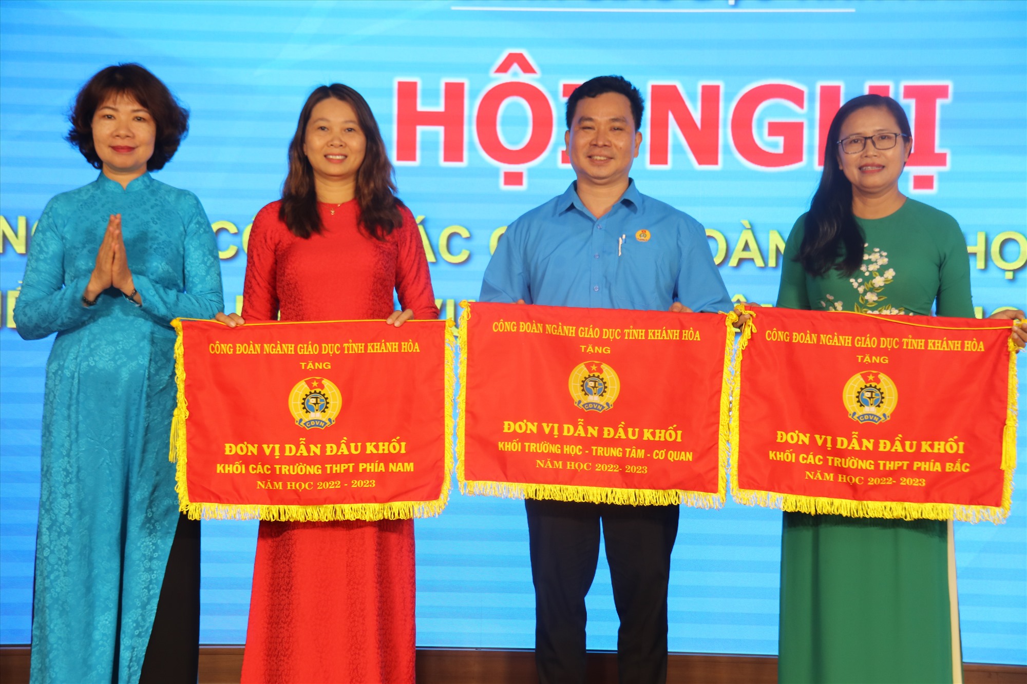 ; CĐN Giáo dục Khánh Hòa tặng cờ thi đua 3 đơn vị dẫn đầu khối năm học 2022-2023. Ảnh: Phương Linh  