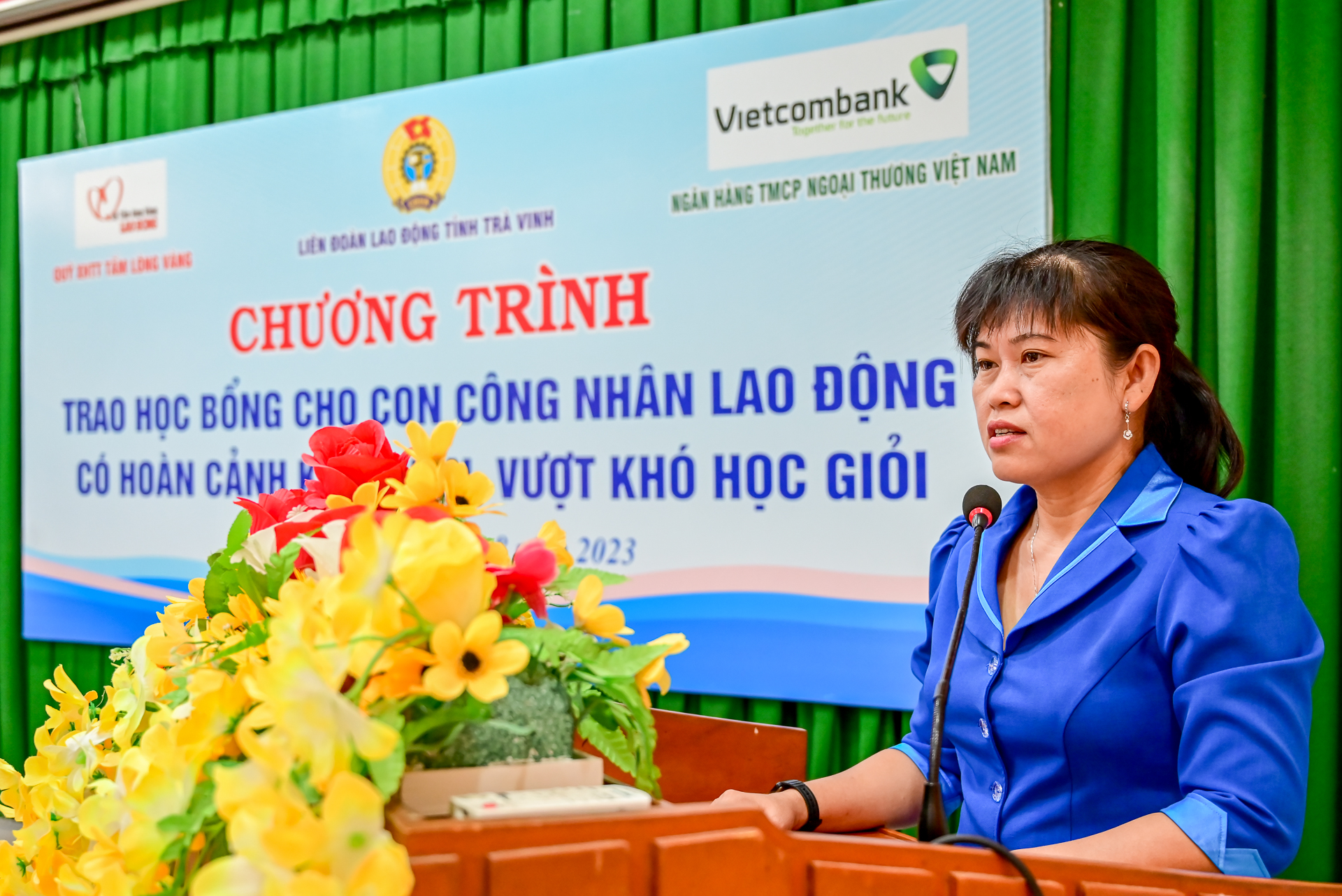 Phó Chủ tịch LĐLĐ tỉnh Trà Vinh Võ Thị Thu Oanh phát biểu tại buổi trao học bổng. Ảnh: Đạt Phan