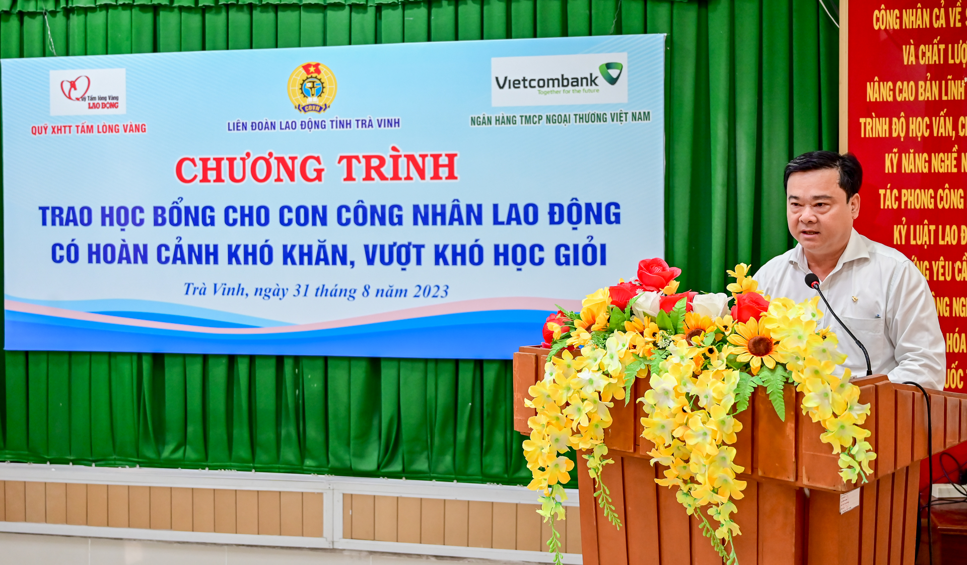 Ông Phan Văn Út - Phó Giám đốc Vietcombank Trà Vinh - đại diện đơn vị taì trợ phát biểu tại buổi trao học bổng. Ảnh: Đạt Phan