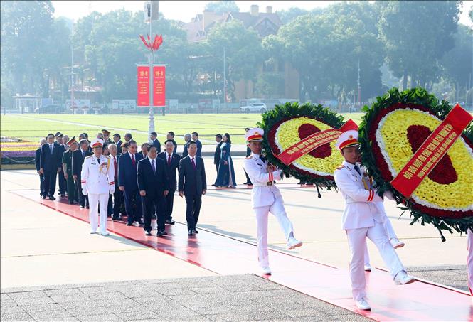 Vòng hoa của Đoàn mang dòng chữ “Đời đời nhớ ơn Chủ tịch Hồ Chí Minh vĩ đại“. Ảnh: Phạm Đông