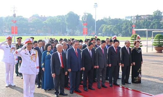 Các lãnh đạo, nguyên lãnh đạo Đảng, Nhà nước đặt vòng hoa và vào Lăng viếng Chủ tịch Hồ Chí Minh. Ảnh: Phạm Đông
