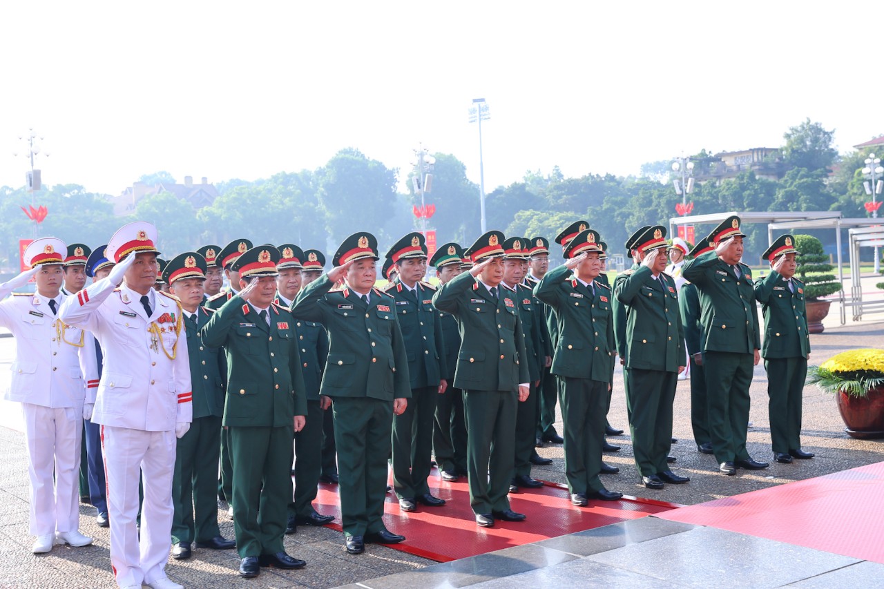 Đoàn đại biểu Bộ Quốc phòng đặt vòng hoa và vào Lăng viếng Chủ tịch Hồ Chí Minh. Ảnh: VGP