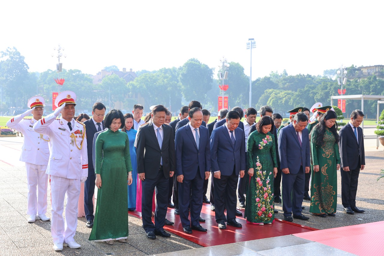 Đoàn đại biểu TP. Hà Nội đặt vòng hoa và vào Lăng viếng Chủ tịch Hồ Chí Minh - Ảnh: VGP/Nhật Bắc  