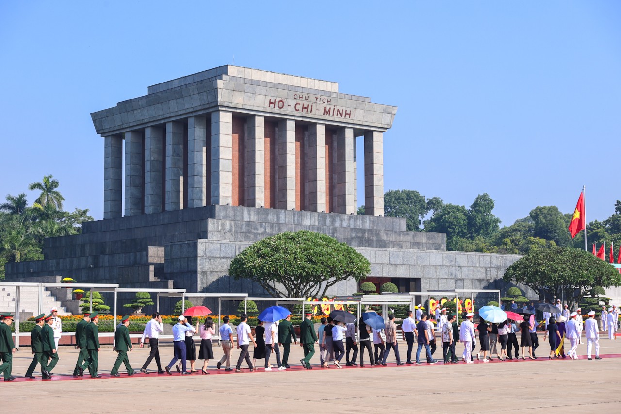 Đông đảo người dân và các lực lượng vũ trang vào Lăng viếng Chủ tịch Hồ Chí Minh. Ảnh: Phạm Đông