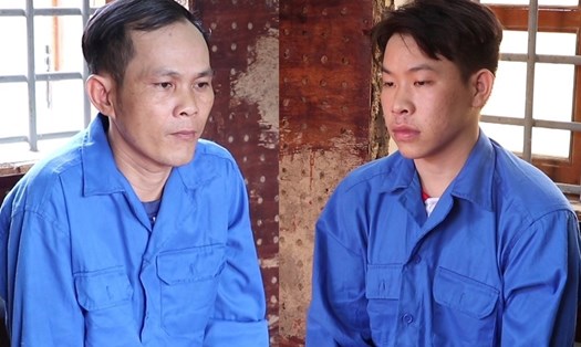 Bị can Nguyễn Đức Em (trái), Đỗ Xuân Tùng (phải). Ảnh: Hoàng Lộc.